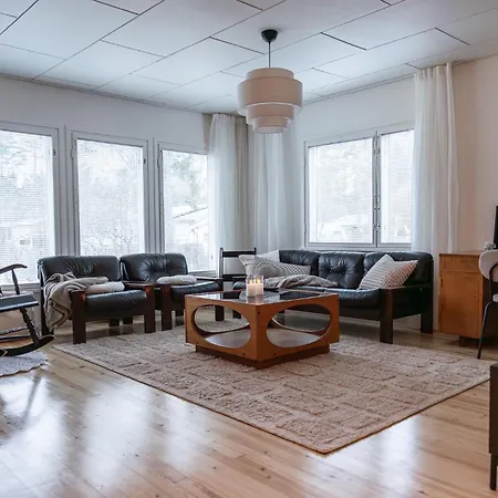 Omakotitalo Keskustan Lähellä Loma-asunnot *