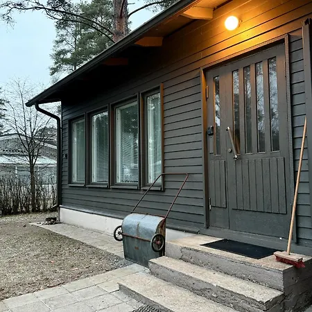 펜션 Omakotitalo Keskustan Laehellae 요엔수